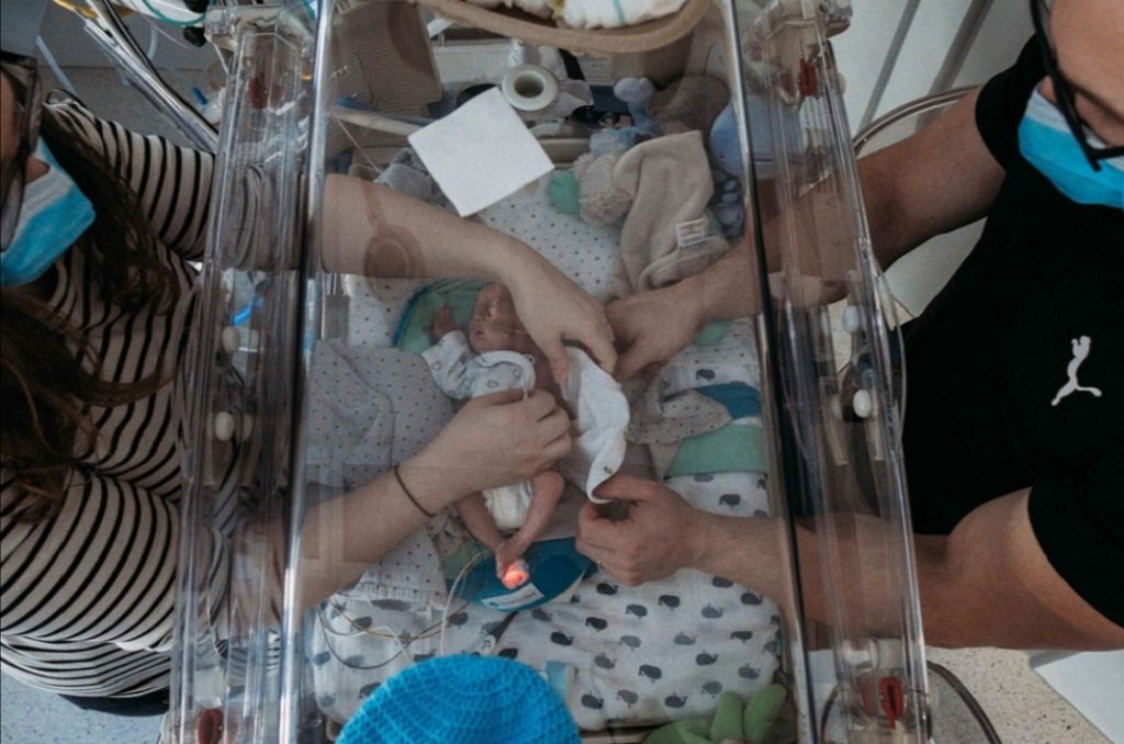 Aankleden van prematuur geboren Arthur
