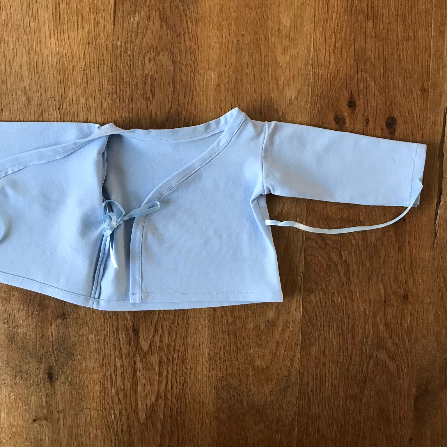Prematuur overslagshirtje blauw half open
