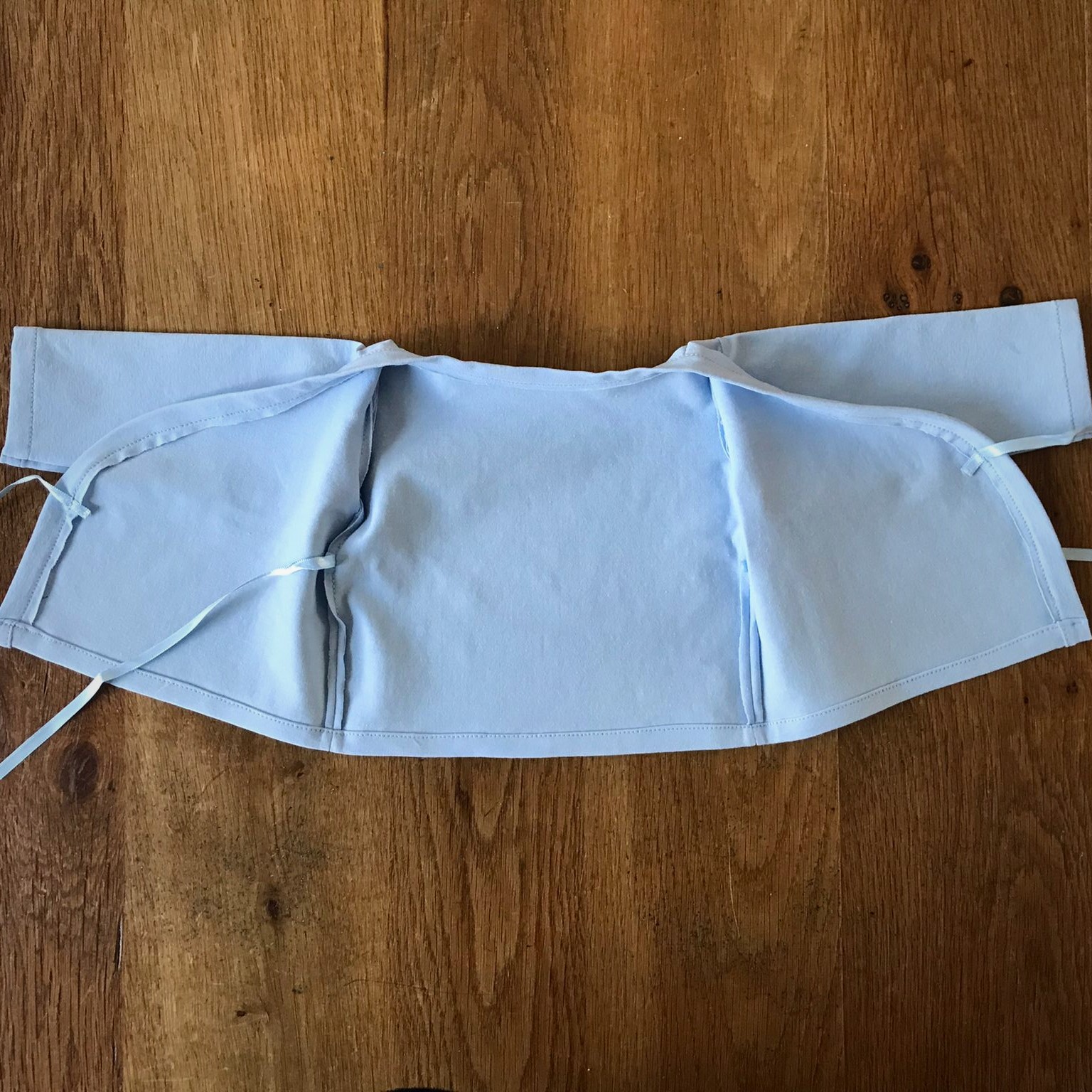 Prematuur overslagshirtje blauw open