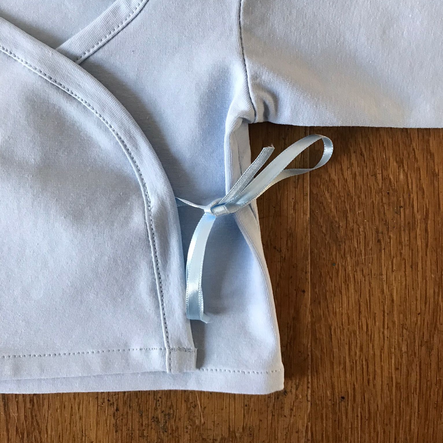 Prematuur overslagshirtje blauw strikje