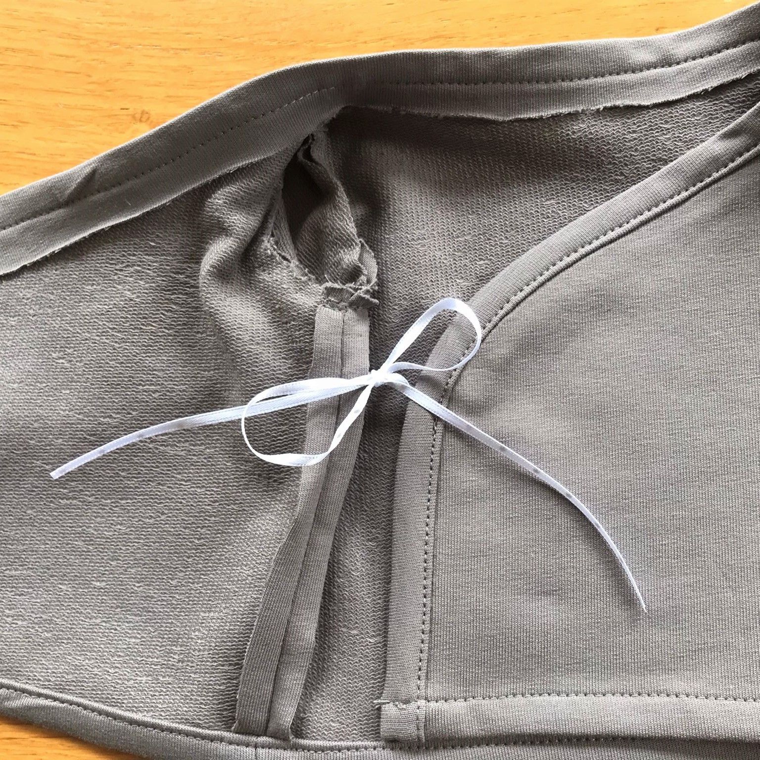 Prematuur overslagshirtje taupe halfopen