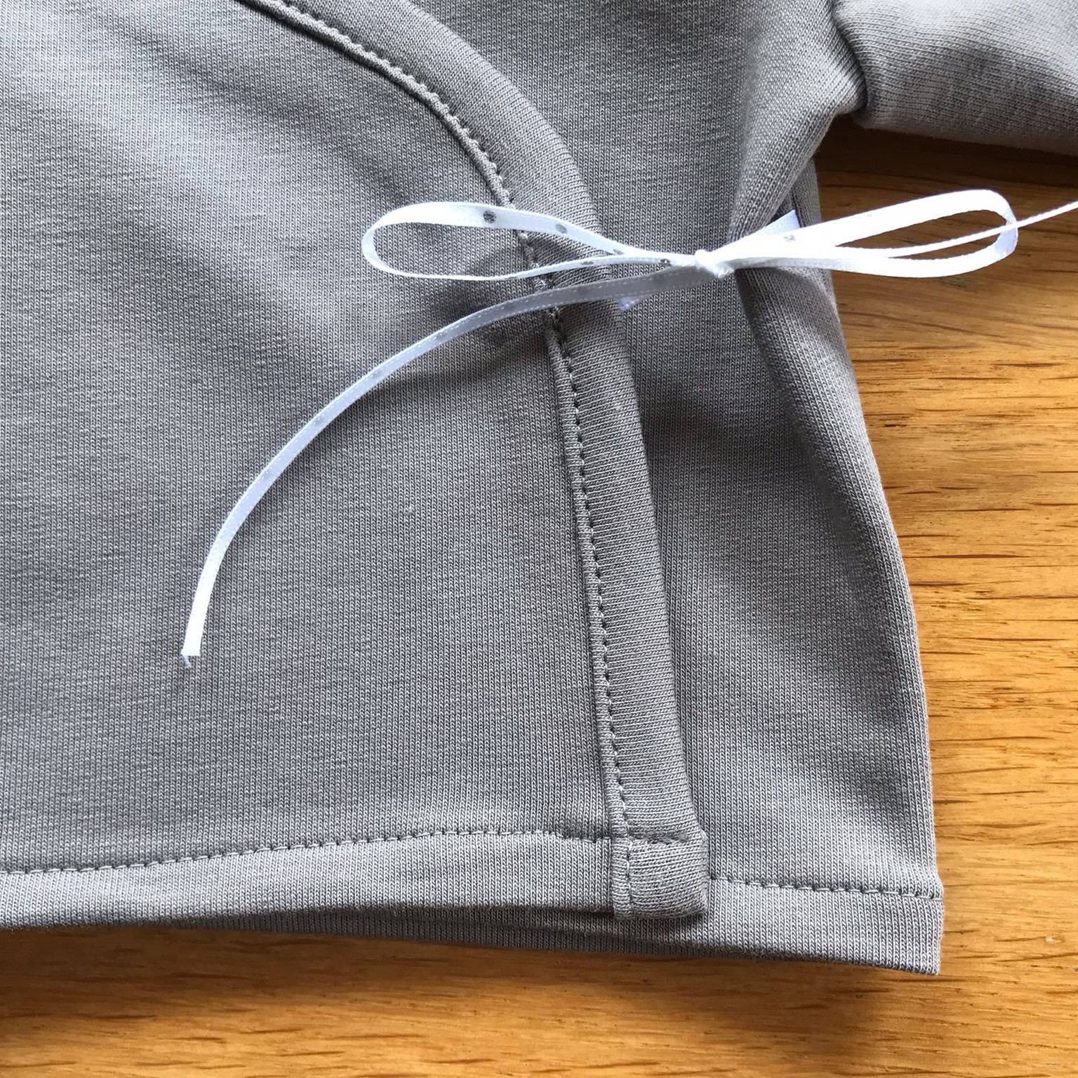 Prematuur overslagshirtje taupe strikje