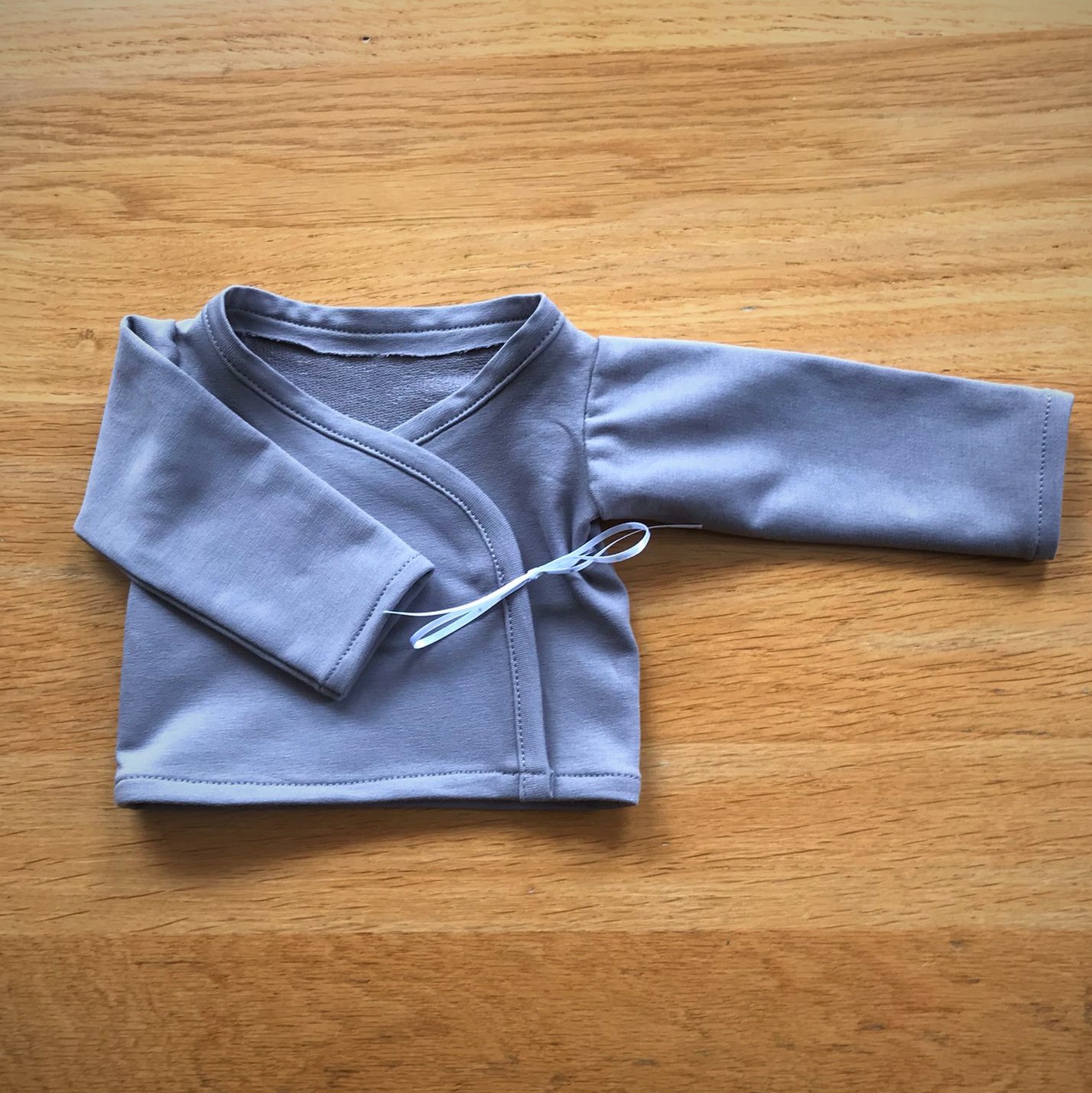 Prematuur overslagshirtje taupe